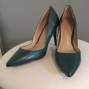Classic pointed toe pump